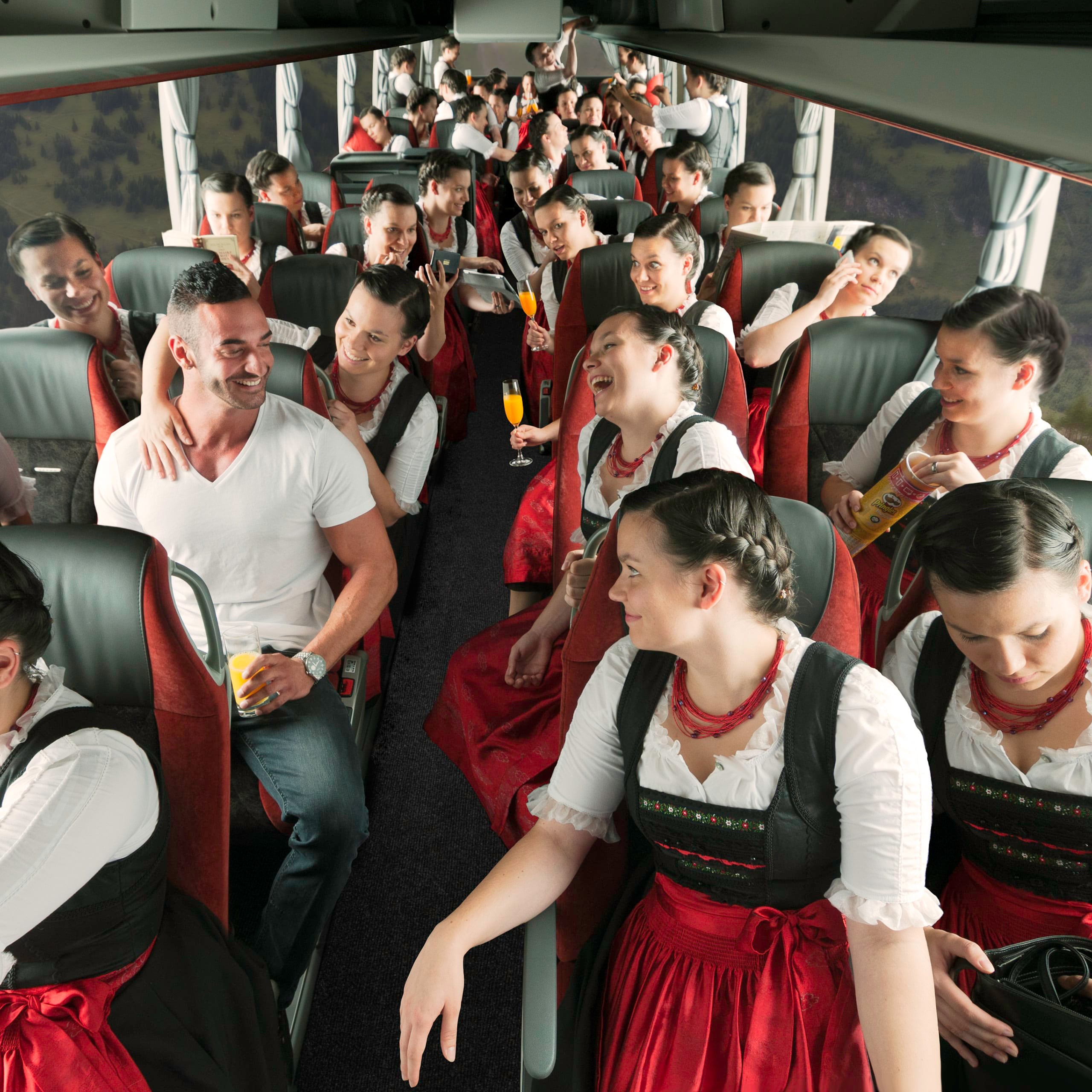 Voll besetzter Reisebus